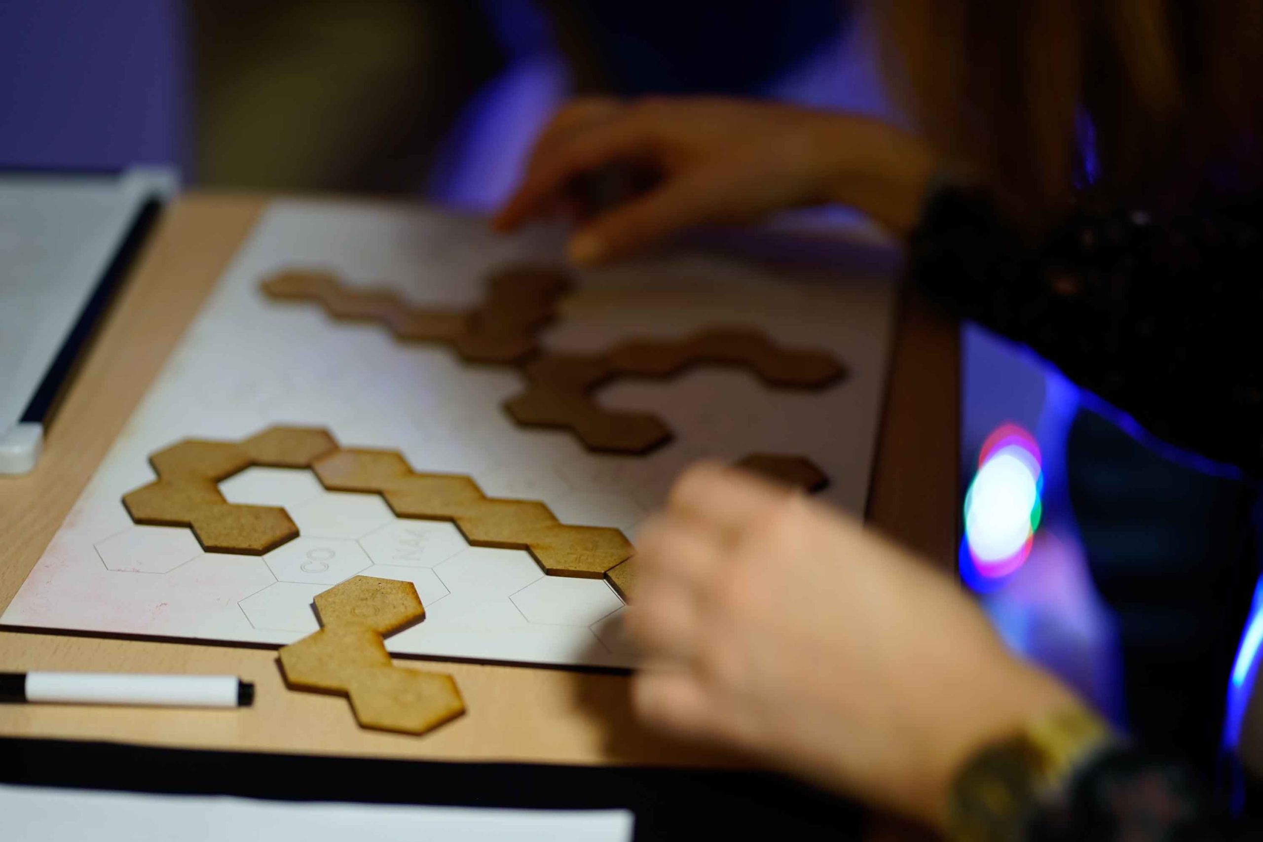 Une personne est en train de reconstituer un puzzle