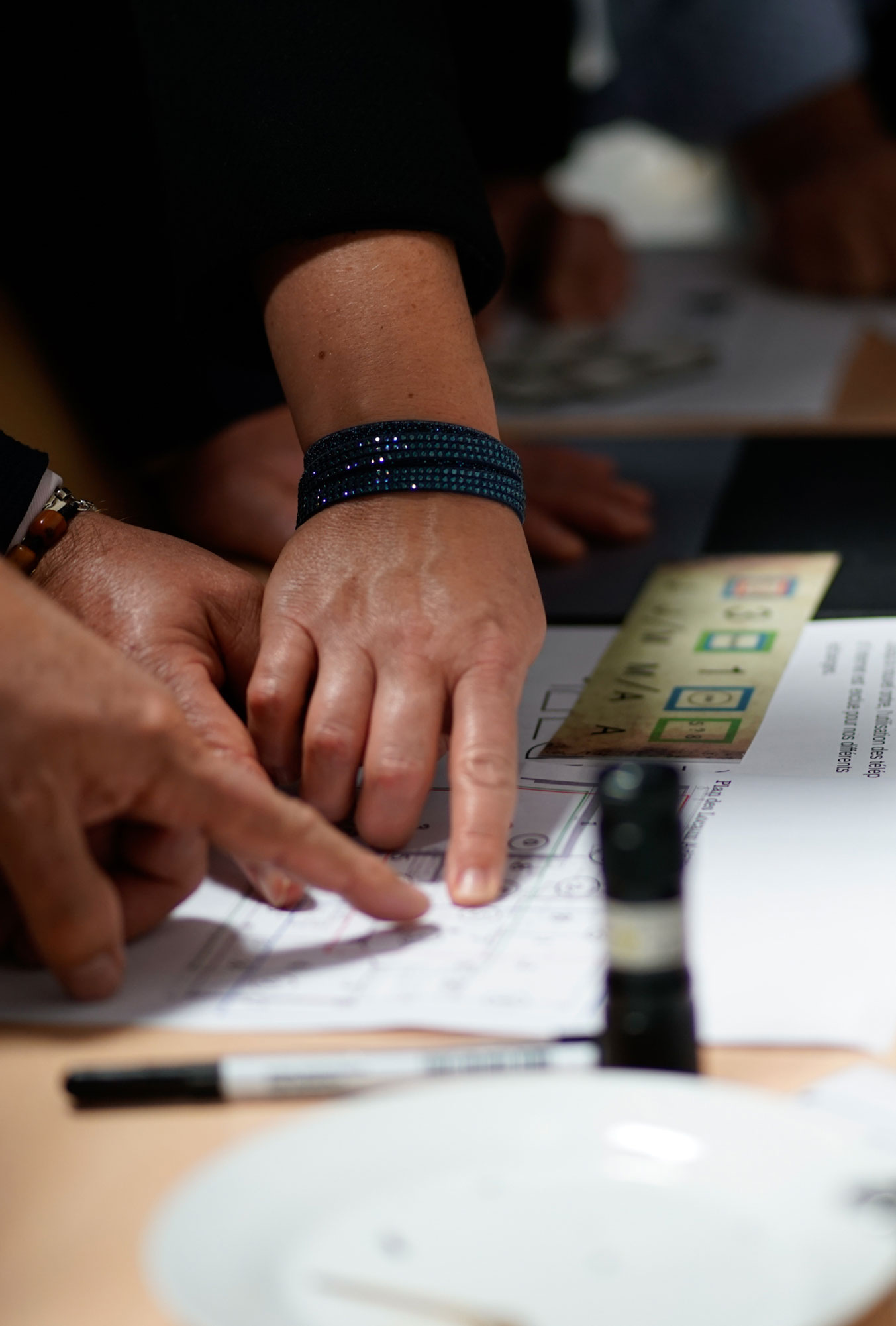 Des personnes sont en train de coopérer pour résoudre une énigme